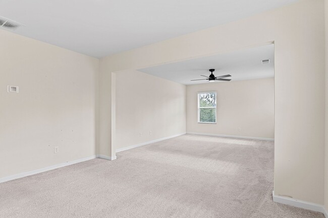 Building Photo - 552 Post Oak Ln