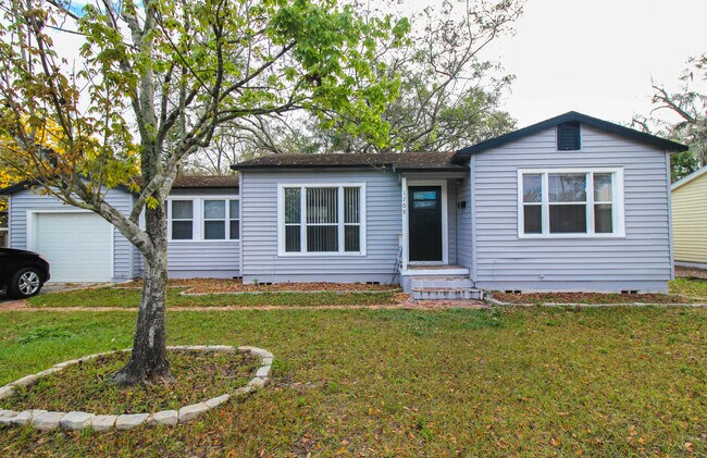 Building Photo - 1709 N Forest Ave