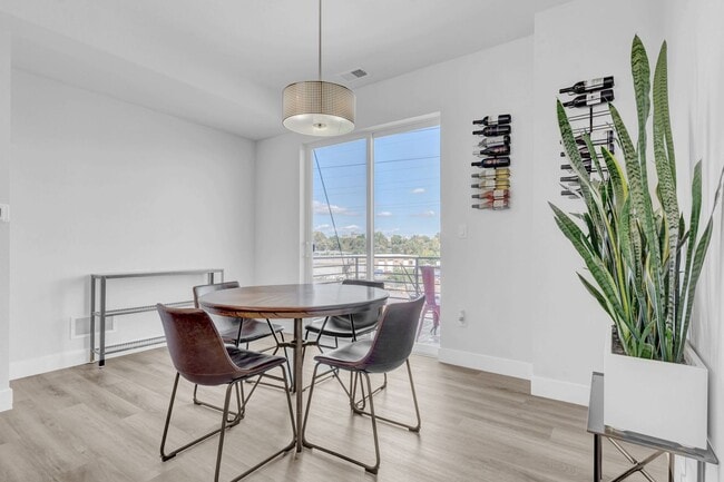 Building Photo - Stunning 3-bedroom, 4-bathroom townhouse!