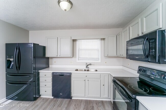 Building Photo - 6905 Wood Rd