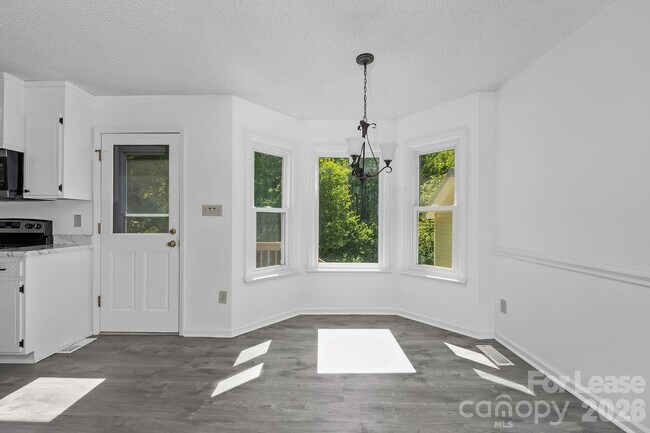 Building Photo - 21014 Pine Ridge Dr