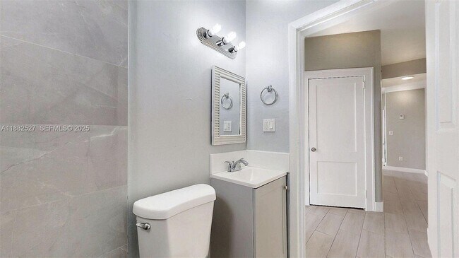 Building Photo - 433 NW 25th Ave