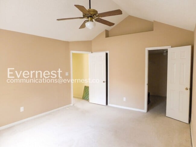 Building Photo - 702 Westgate Cir