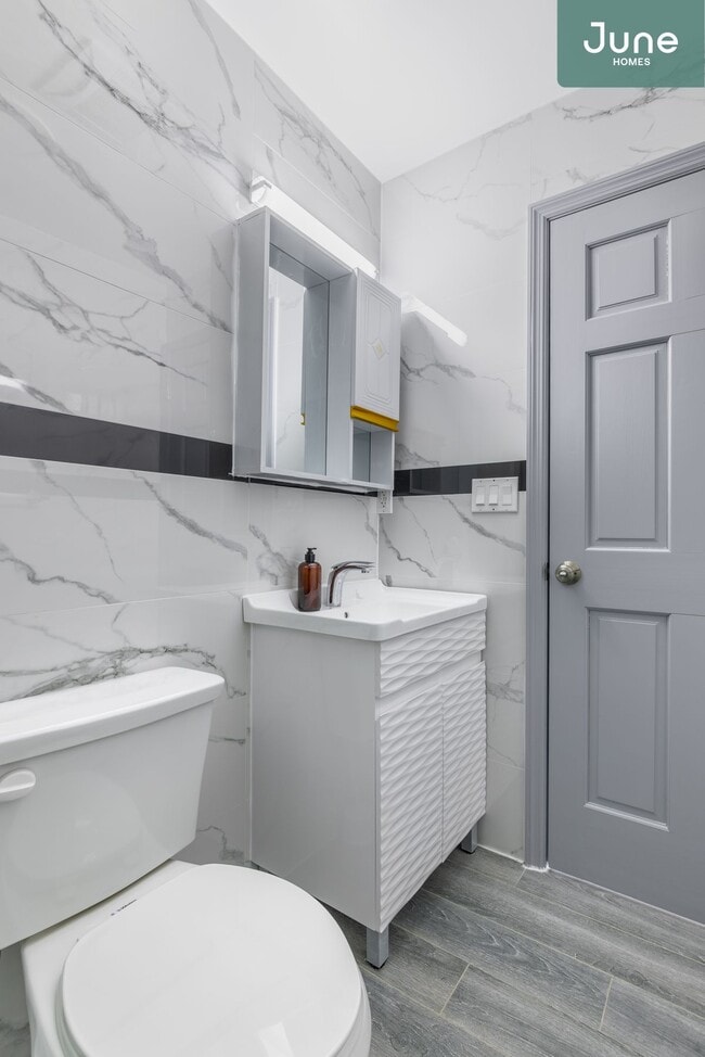 Building Photo - Queen room in 4-bed/2.0-bath Home