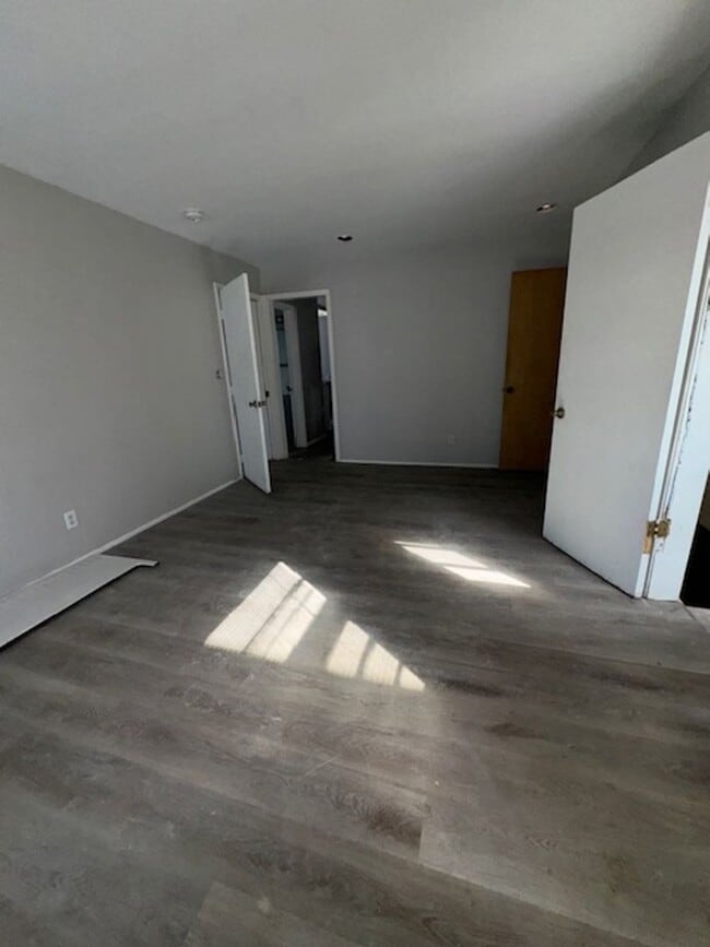 Building Photo - 421 1/2 N Nesmith Ave
