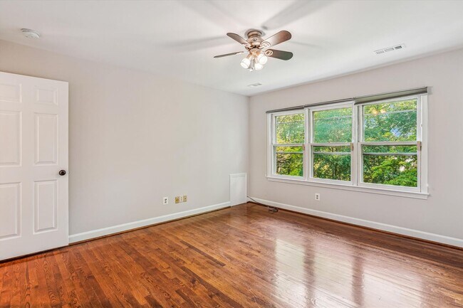 Building Photo - Magnificent 5 Bedroom, 4.5 Bathroom Bethes...