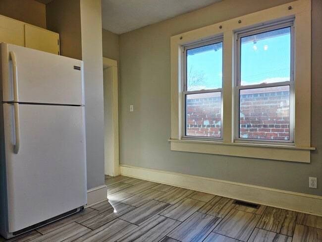 Building Photo - 12 E Chestnut St