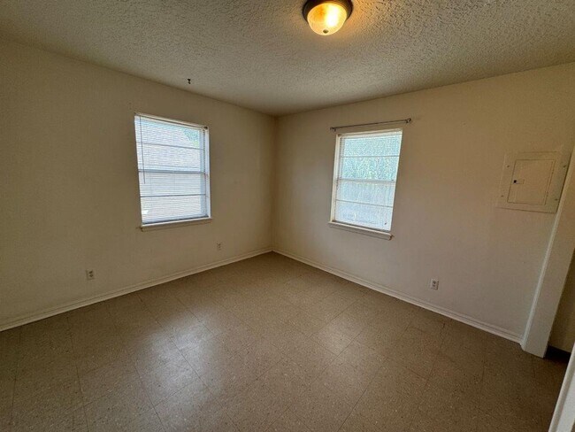 Building Photo - Tons of possibilities here!  3 bedrooms pl...