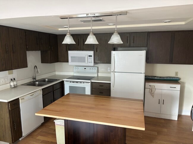 Building Photo - 250 Deepwood Dr