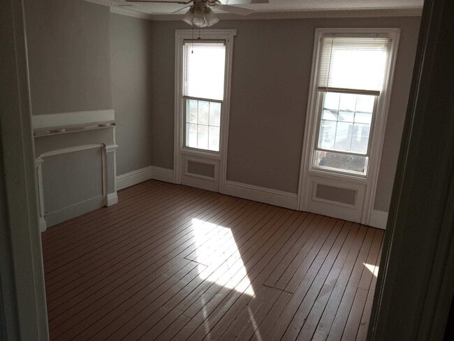 Building Photo - 127 1st St