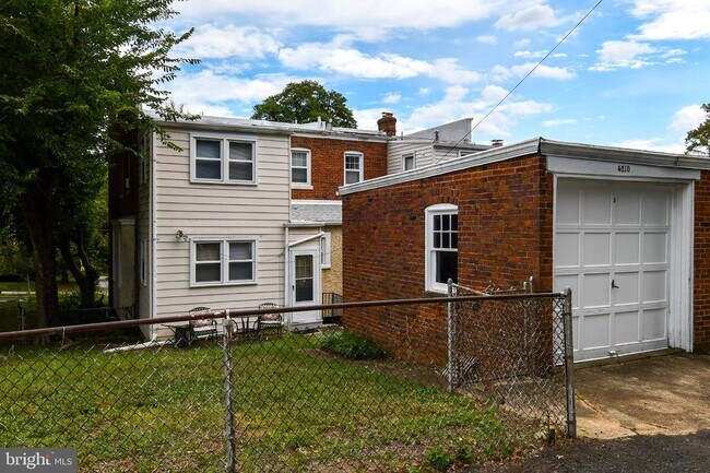 Building Photo - 4210 10th St NE