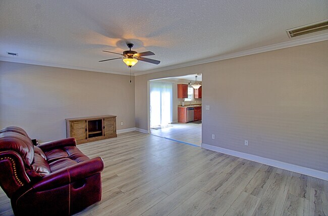 Building Photo - 305 Largo Ct