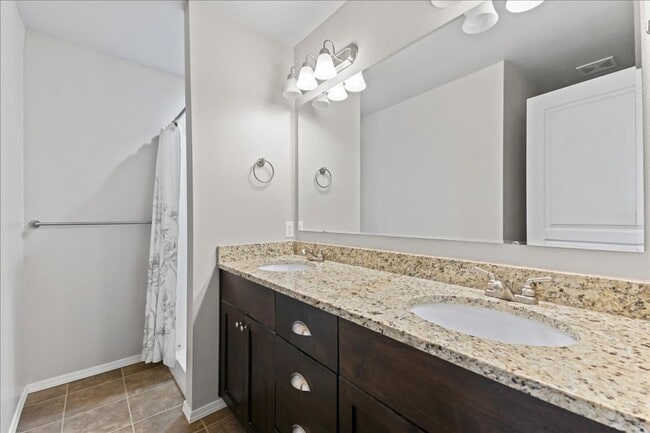 Building Photo - Centrally Located 3 Bedroom 2.5 Bathroom Home