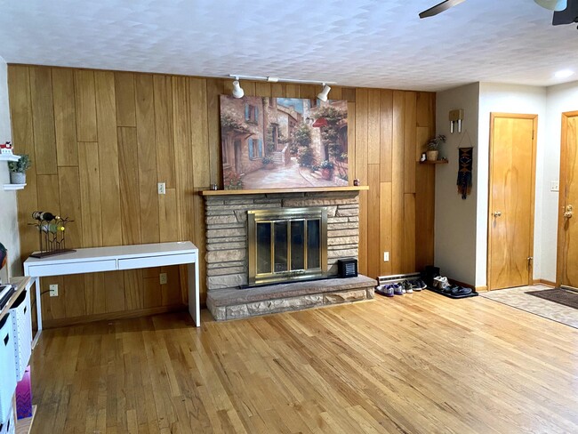 Building Photo - 1804 Broadview Pl