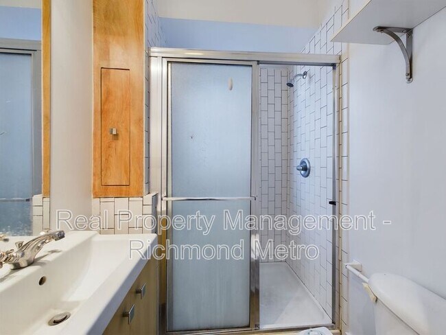 Building Photo - 1639 W Cary St