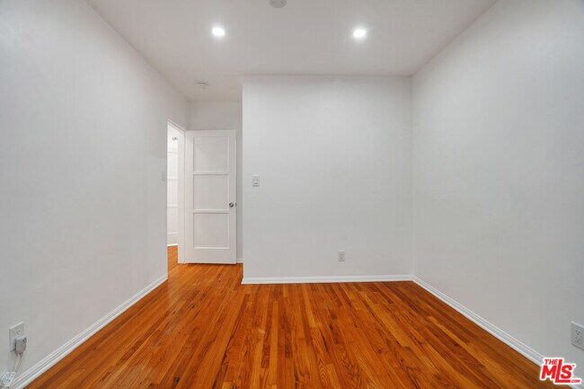 Building Photo - 476 S Roxbury Dr