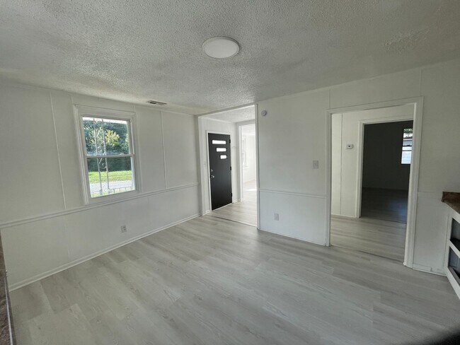 Building Photo - 3 bedroom 1 bathroom house available
