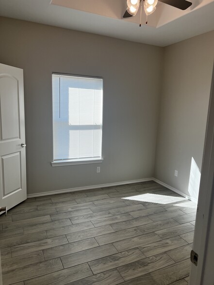Building Photo - 5908 Sandpiper Ave