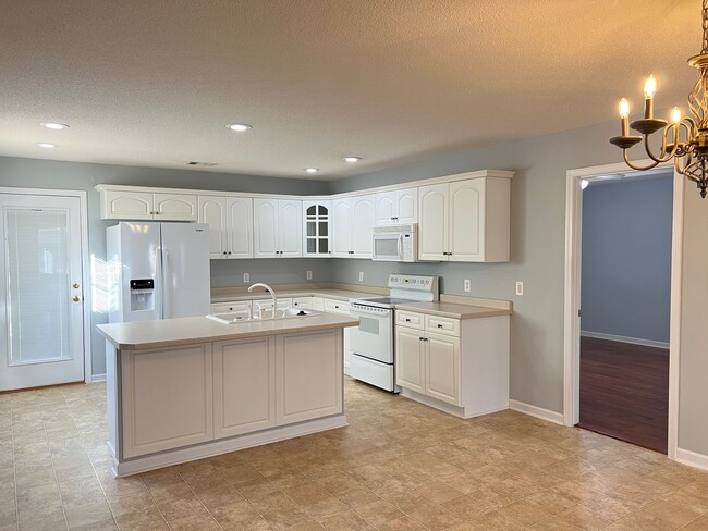 Building Photo - Absolutely Adorable Home Near Lake Joy Elementary