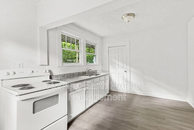 Building Photo - 624 83rd Pl S