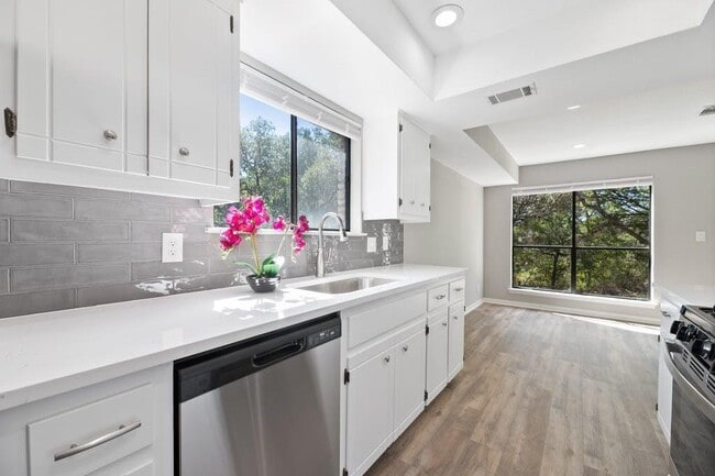 Building Photo - 1930 Holly Hill Dr