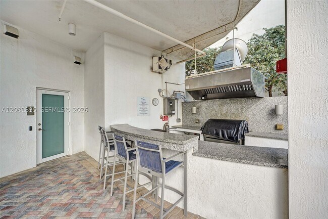 Building Photo - 6515 Collins Ave