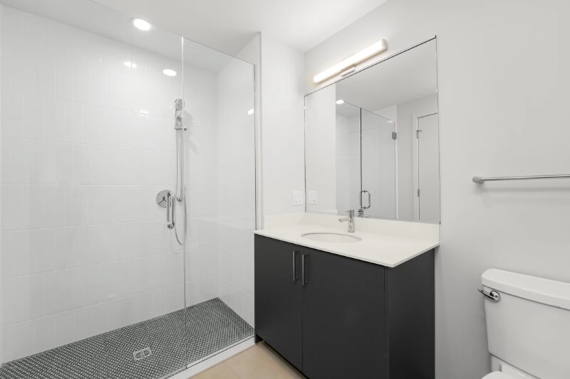 Building Photo - 640 N May St