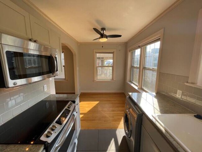 Building Photo - Queens Court Condo #310 - Top Floor Corner...