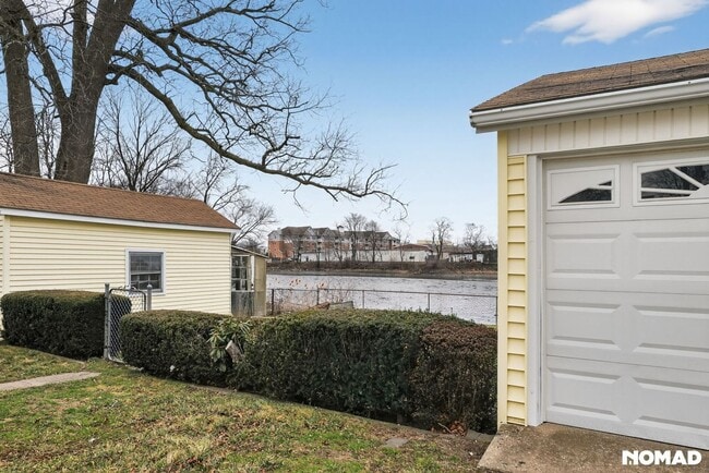 Building Photo - 96 Kenwood Ave