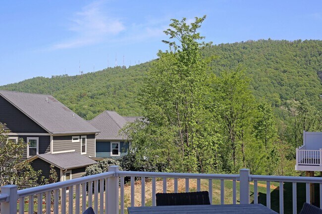 Building Photo - End-Unit Avon Park Townhome Near Biscuit Run Park