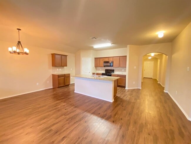 Building Photo - 2105 Meadow Park Dr