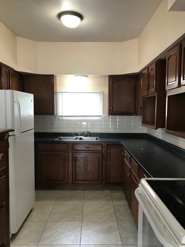 Building Photo - 904 S University St