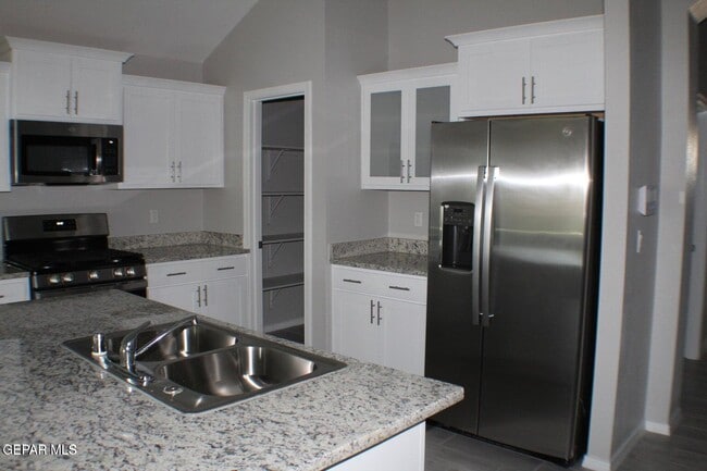 Building Photo - 1014 Rebeca Wy