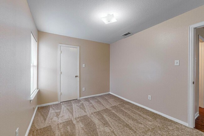 Building Photo - Charming 3-Bedroom Home on Treed Cul-de-Sa...