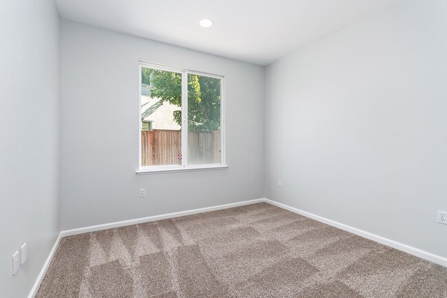 Building Photo - Start the New Years in this spacious home ...