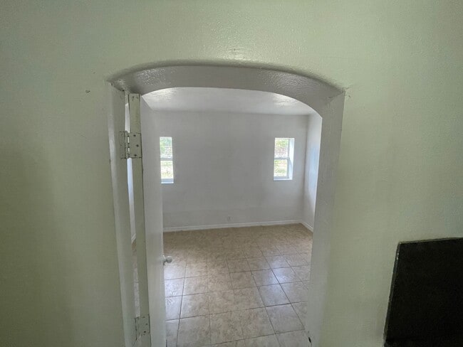 Building Photo - Corner Lot close to US 19