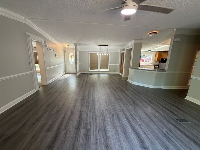 Building Photo - Spacious Ranch Home