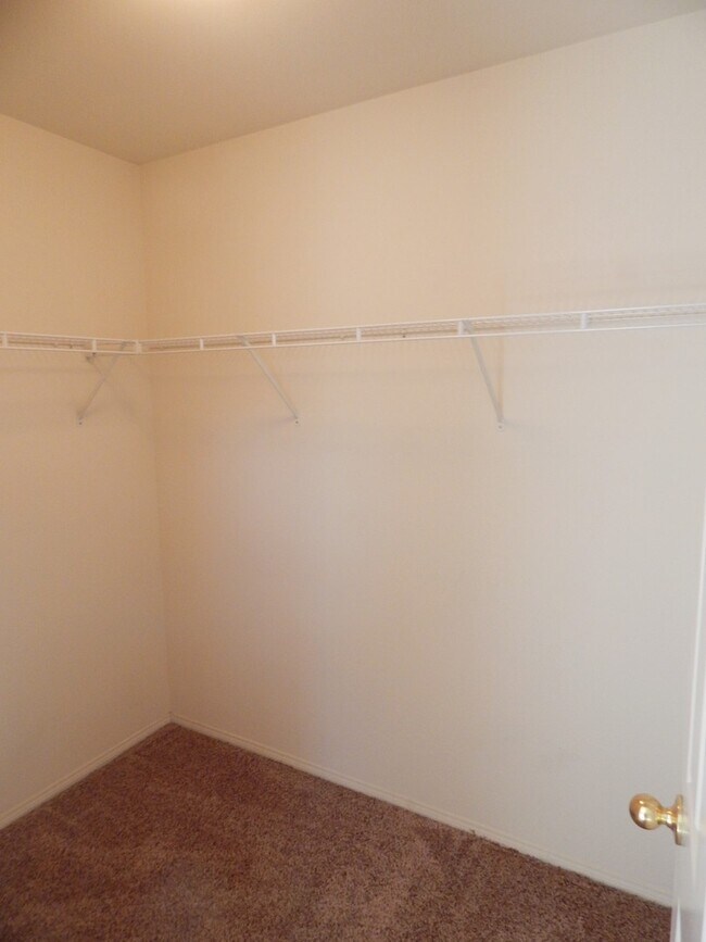 Building Photo - GORGEOUS 4 Bedroom** & 3 full bathrooms on a Cul-De-Sace Home!!