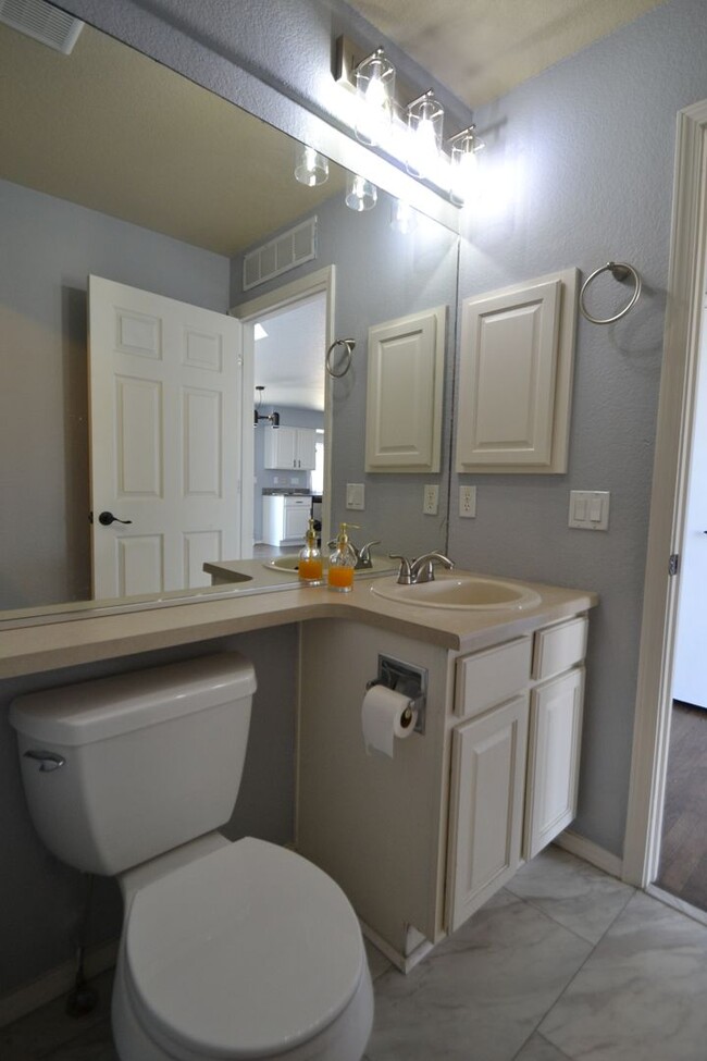 Building Photo - 6 Bed, 3.5 Bath Home Available Now!