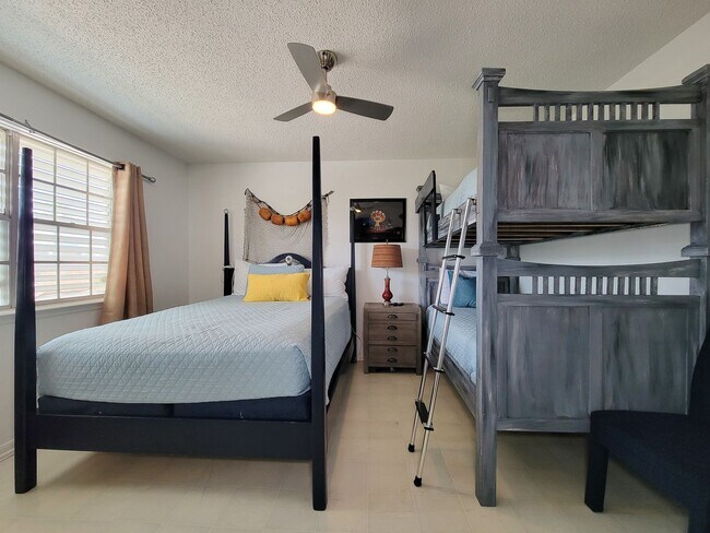 Building Photo - Two bedrooms two 1/2 bath townhome on Galv...