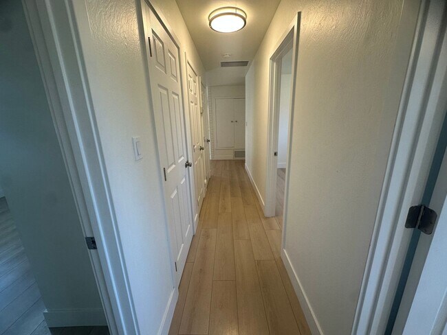 Building Photo - 9101 Rosewood Dr