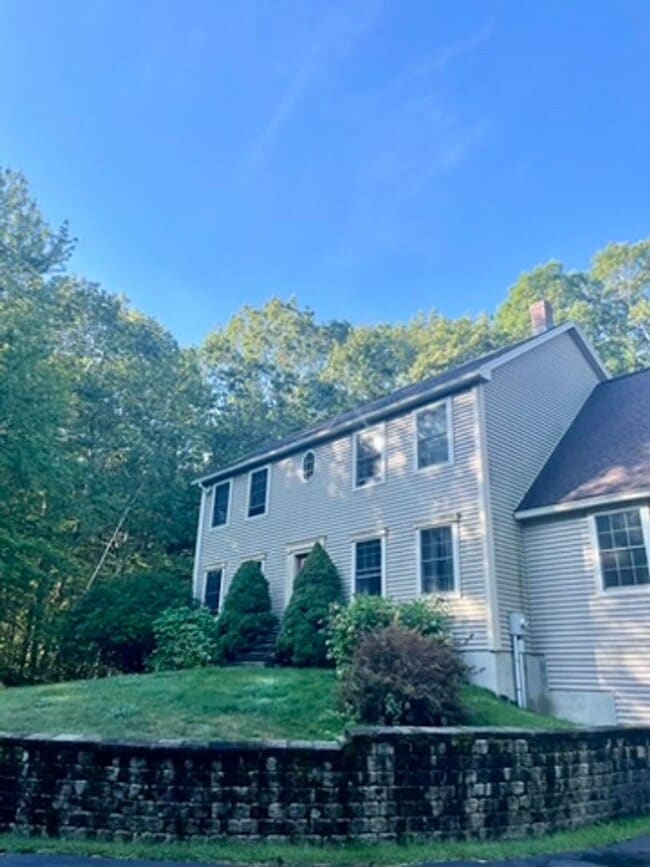 Building Photo - Sublet available now to May. Stunning 5 bedroom Falmouth Home