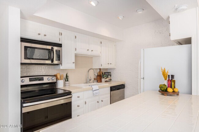 Building Photo - 4656 N 40th St