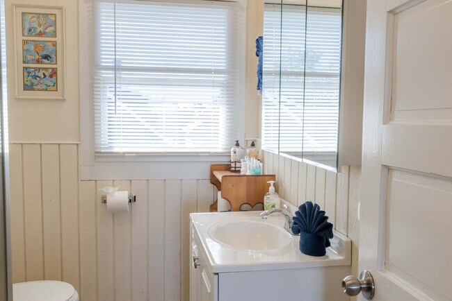 Building Photo - 640 S Columbia St