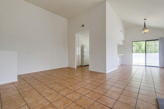 Building Photo - 3BD/3BA Townhome Available in Pacific Beach! ***Get a discounted price for $4,400 if you move in ...