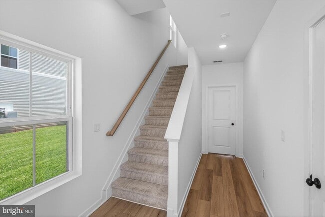 Building Photo - 73 Basswood St