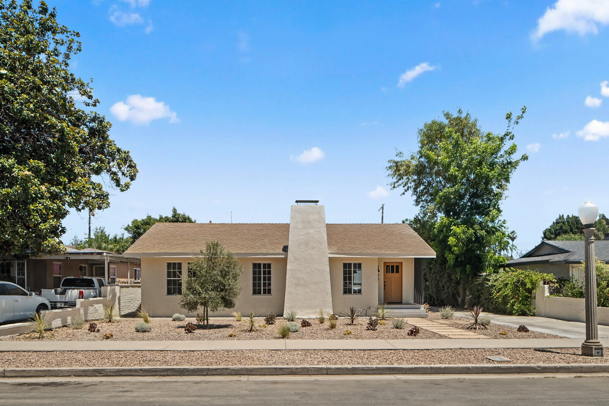 Front - 4702 Kraft Ave