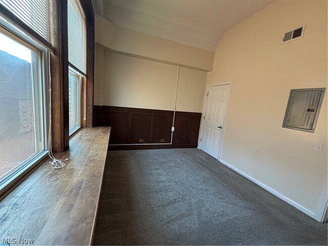 Building Photo - 5644 Broadway Ave