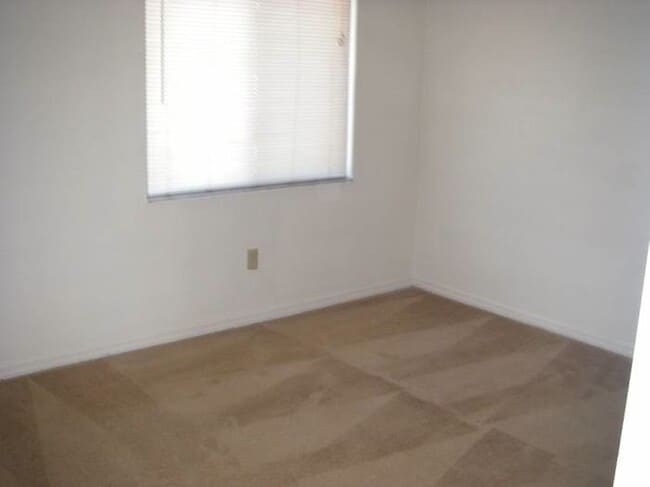 Building Photo - MOVE IN NOW! Orlando- off Dean Rd-2BR/2BA Duplex with fenced in yard. Lawn care included!!Has was...