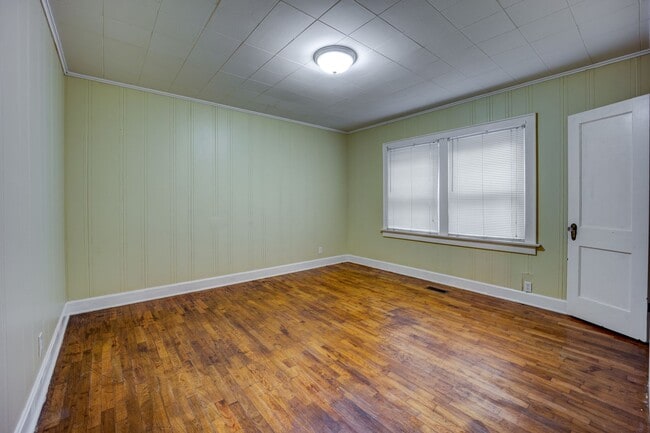 Building Photo - Freshly Updated 3 Bedroom House